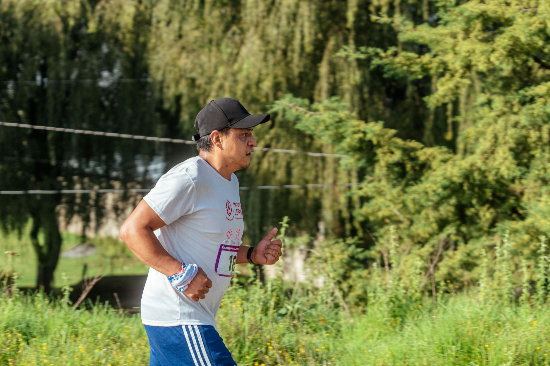 Biegacz trenujący w parku w Warszawie