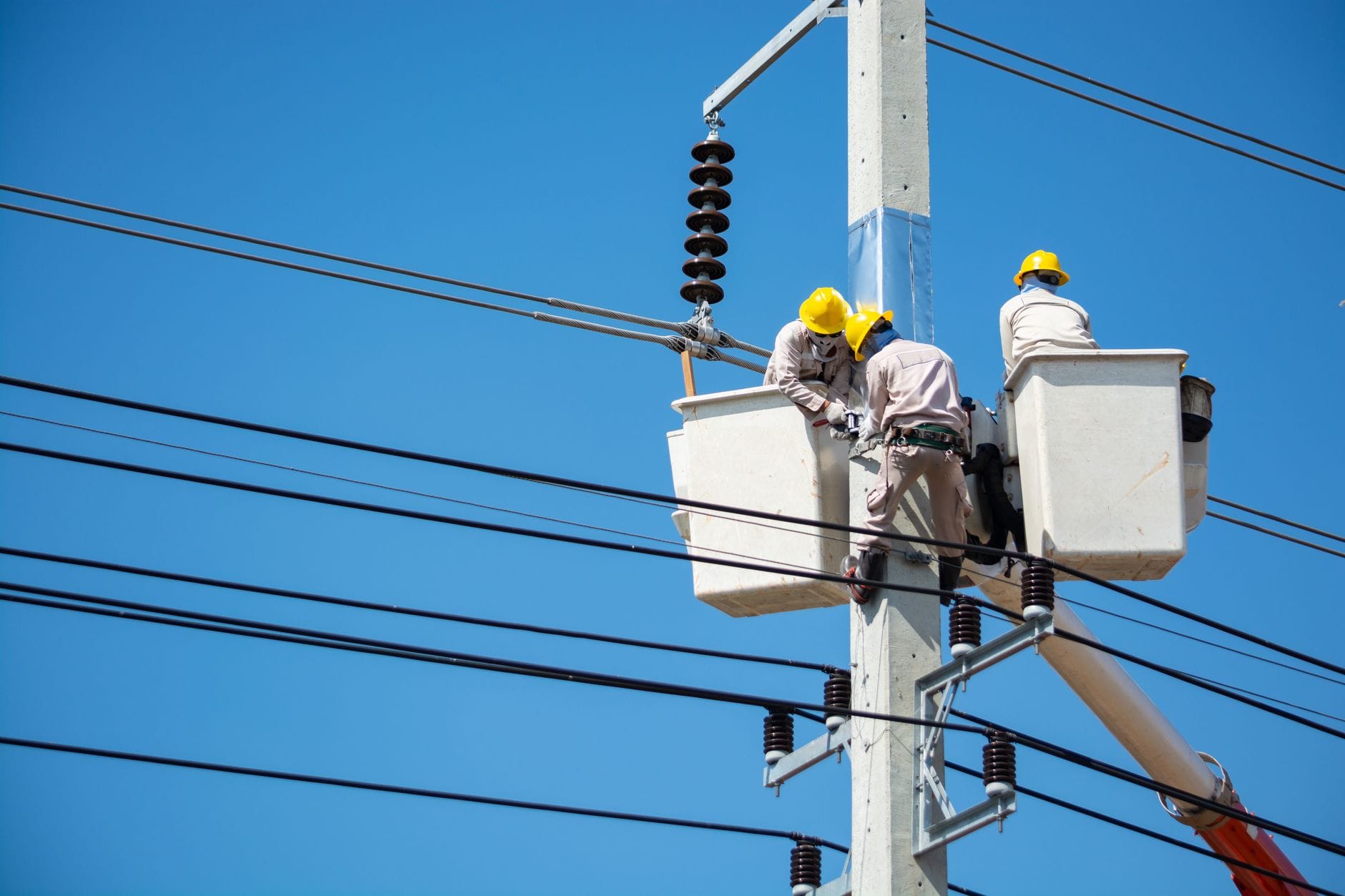 Jak zdobyć uprawnienia SEP w 2025 roku: wymagania, koszty kursu i przebieg egzaminu Elektrycy w kaskach pracują na liniach energetycznych w Tajlandii